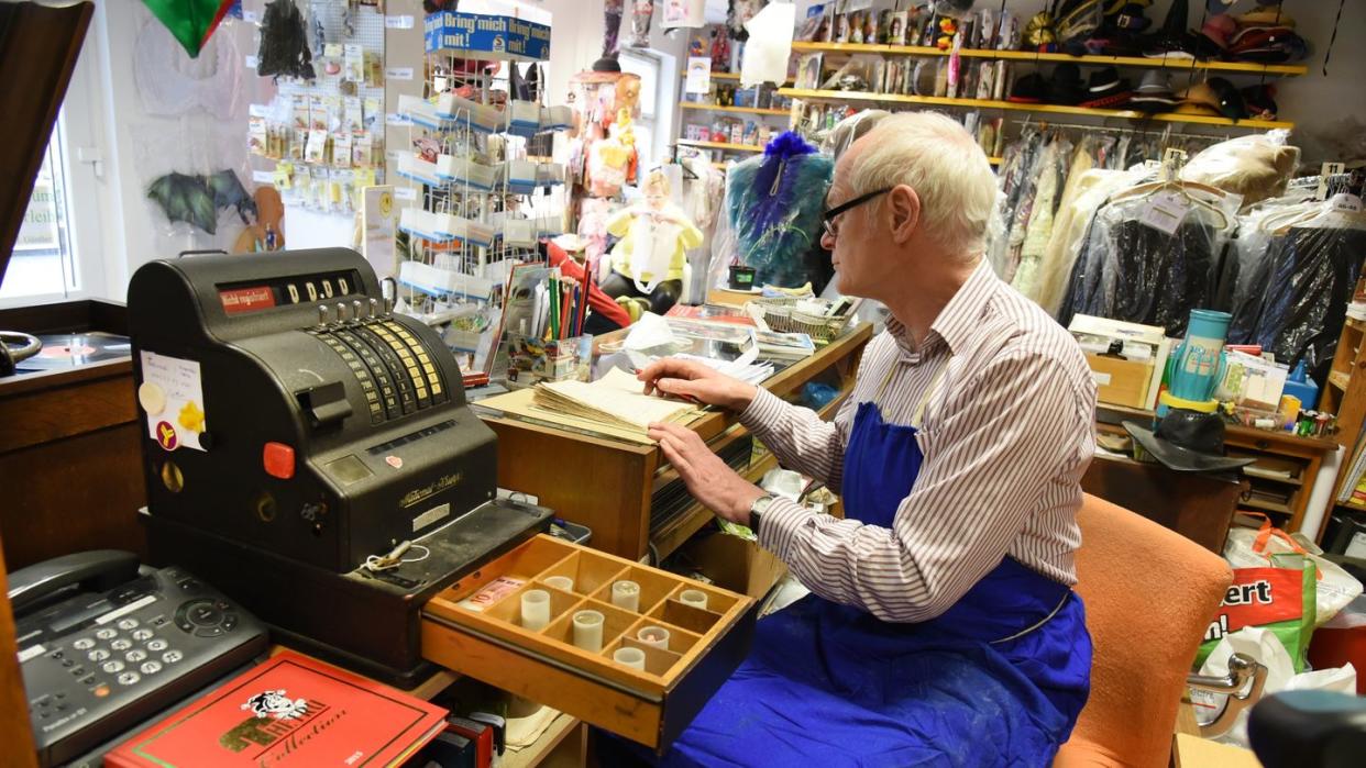 Elektromechanikermeister Holger Günther versucht unter anderem Spielzeug, große und kleinere Grammophone, Polyphone, Puppen und Haushaltsgeräte, auch aus der DDR-Zeit, wieder instand zu setzen.