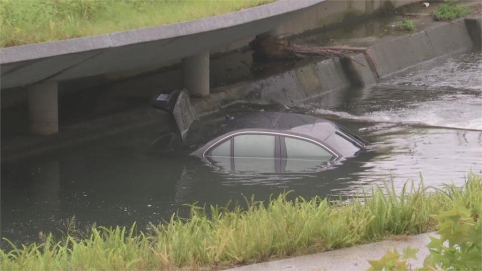 阿人咧！？台中柳川驚見車輛墜河　肇事駕駛卻不見人影