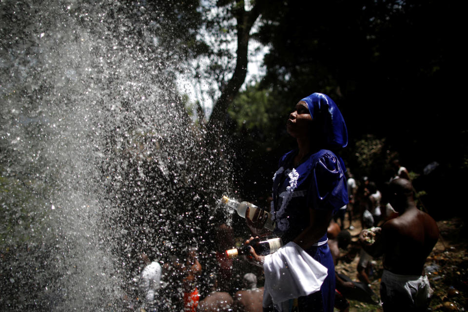 <p>Auf Haiti pilgern Hunderte Einwohner zum Wasserfall Saut-d’Eau. Er ist ein wichtiger Wallfahrtsort für Anhänger der Voodoo-Religion und der römisch-katholischen Kirche, da dort vor über 150 Jahren ein Geistwesen beziehungsweise die Gottesmutter Maria erschienen sein soll. (Bild: Reuters: Andres Martinez Casares) </p>