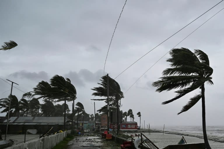 El viento mueve bruscamente unos árboles en una playa de Kuakata, en Bangladés, el 27 de mayo de 2024, después de que el ciclón Remal tocara tierra (Munir uz Zaman)