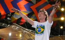 In Corona-Zeiten nicht mehr vorstellbar: Am 18. Februar 2006 spielten Mick Jagger (Bild) und seine Rolling Stones an der Copacabana in Rid de Janiero. Geschätzt 1,5 Millionen Zuschauer sahen den Auftritt im Rahmen ihrer "A Bigger Bang"-Tour damals, es war eines der größten Live-Konzerte aller Zeiten. Welche legendären Künstler ebenfalls ein Millionenpublikum anzogen, zeigt die Galerie ... (Bild: Brian Rasic/Getty Images)