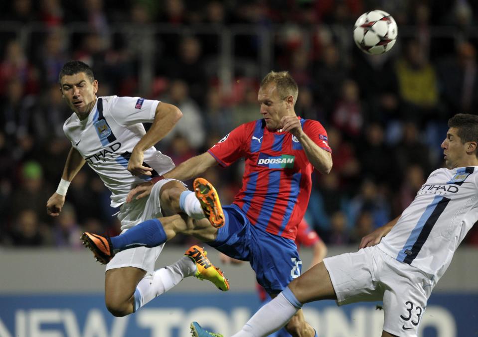 Manchester City's Aleksandr Kolarov (L) and Matija Nastasic (R) challenge Viktoria Plzen's Daniel Kolar during their Champions League group D soccer match at the Doosan Arena in Prague, Czech Republic September 17, 2013. REUTERS/David Cerny (CZECH REPUBLIC - Tags: SPORT SOCCER)