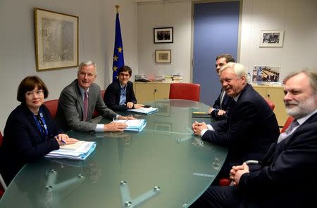 El principal negociador de la UE en Brexit Barnier y el secretario de Estado de Gran Bretaña para salir de la Unión Europea Davis asisten a una reunión en Bruselas. 17 julio, 2017. REUTERS/Thierry Charlier/Pool - RTX3BR9G