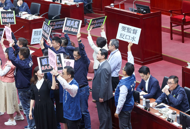 蔣萬安赴議會施政報告  藍綠喊口號互嗆（2） 台北市長蔣萬安9日赴議會施政報告，民進黨團在會 前提權宜問題發言批評蔣萬安別躲在國民黨團背後， 藍綠議員進而在議場持紙板喊口號互嗆中斷會議。 中央社記者吳家昇攝  113年4月9日 