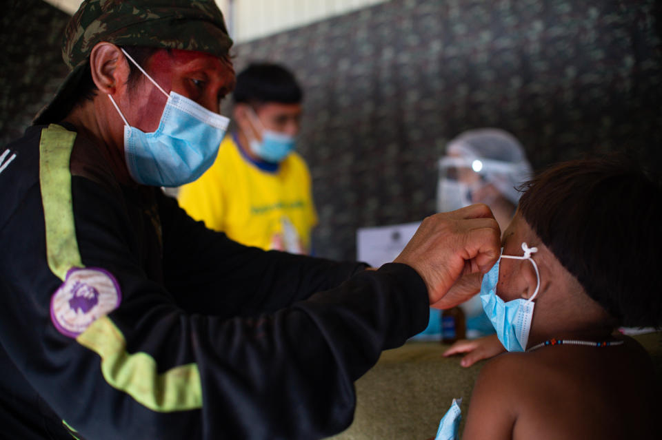 La vida comunitaria en estas aldeas indígenas ayuda ayuda a la propagación del virus y este puede ser más peligroso debido a la baja inmunidad de su población. (Foto: Andressa Anholete / Getty Images).