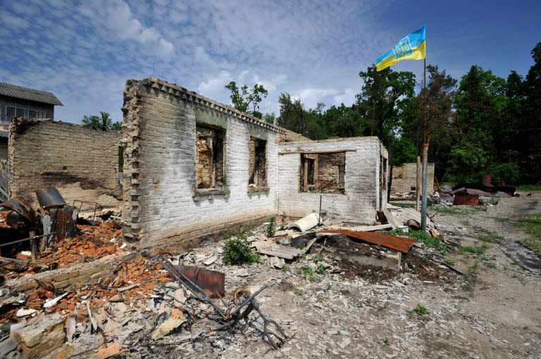 Una casa destruida en Moshchun, en la región de Kiev. (Photo by SERGEI CHUZAVKOV / AFP)