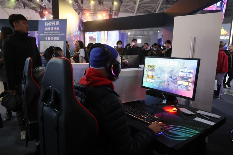 台灣大展出5款Riot Games遊戲，並準備了豐富的攤位活動，挑戰遊戲成功就有機會獲得限量周邊商品。（圖／台灣大提供）