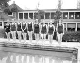 <p>Der damaligen Mode geschuldet: Die Sportbekleidung der olympischen Synchronschwimmerinnen fiel in den Zwanzigerjahren noch wenig spektakulär aus. (Bild: Getty Images) </p>