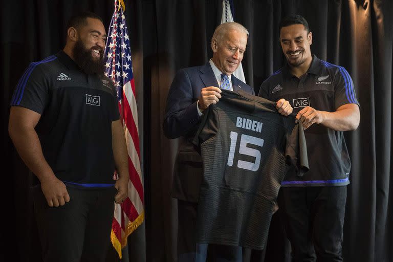 Joe Biden, en 2016, cuando recibió una camiseta de los All Blacks personalizada de manos de Charlie Faumuina y Jerome Kaino