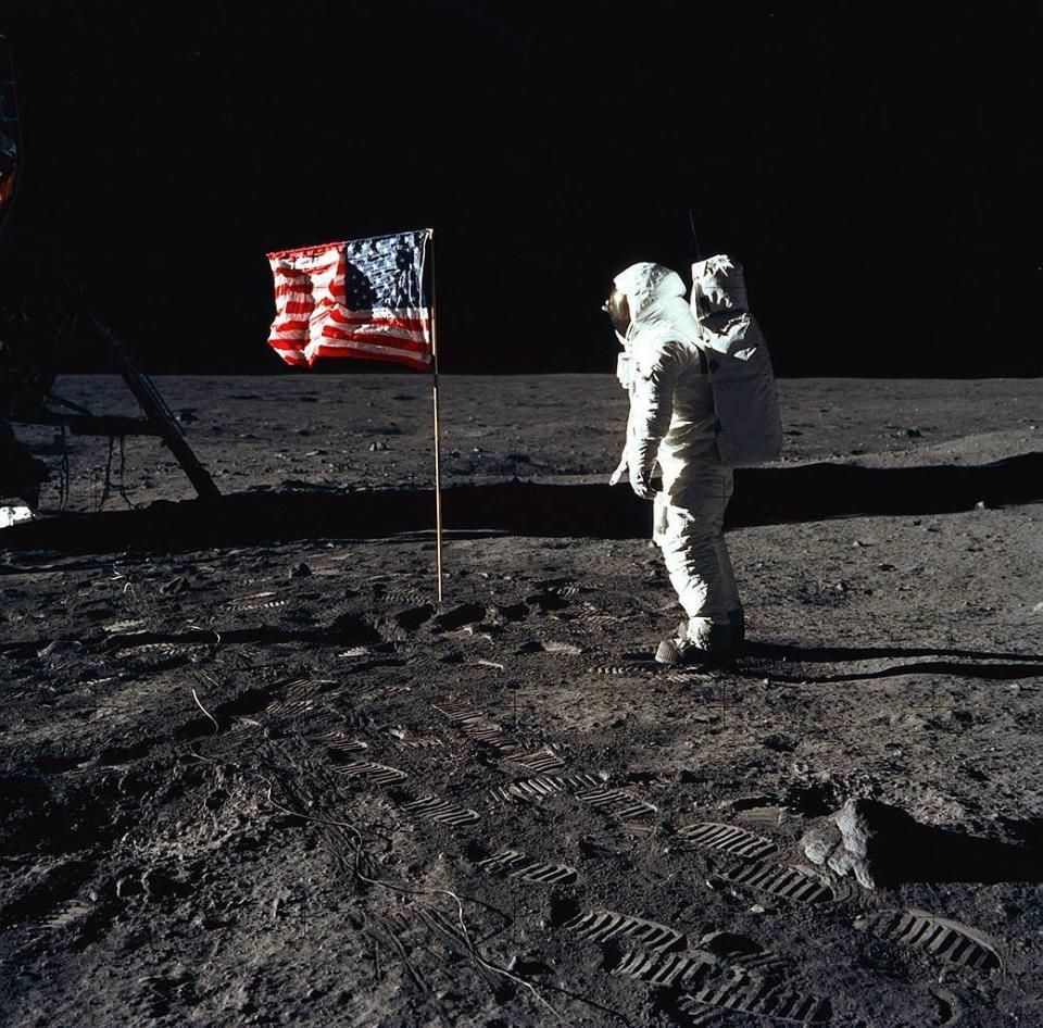 20 juillet 1969 - L’astronaute Edwin E. Aldrin Jr., pilote du module lunaire, pose à côté du drapeau des États-Unis déployé lors d’une activité extravéhiculaire Apollo 11 (EVA) sur la surface lunaire.