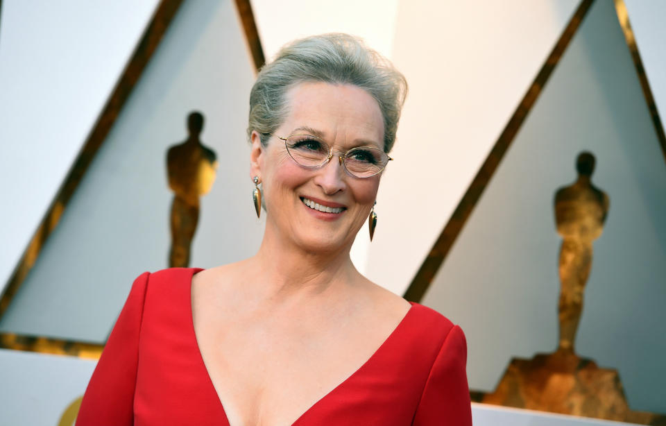<p>Meryl Streep fue de las primeras actrices que apostó por las gafas graduadas en detrimento de las lentillas, aunque tuviera que asistir a la gala de los Oscars. Sus favoritas son las de estilo <em>cat eye. </em>(Foto: AP). </p>