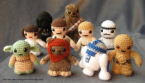 <b>Star Wars Mini Amigurumi</b><br><br> Der ein oder andere „Star Wars“-Fan dürfte sicher schon dem 20. Dezember 2011 entgegenfiebern. Denn dann erscheint das neue und vielversprechende Online-Spiel „Star Wars – The Old Republic“. Dazu passend gibt‘s diese hübschen Häkelpüppchen, auch Amigurumi genannt. Fertig kaufen kann man die allerdings nicht. Stattdessen können Sie Vorlagen gegen Cash als pdf bestellen – selber Häkeln ist angesagt.