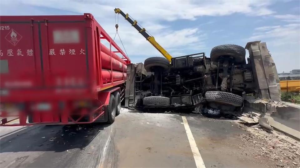 精神不濟？台61撞翻施工吊車　化學槽車頭全毀「護欄被撞破大洞」