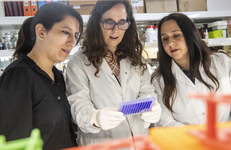 Juliana Cassataro (derecha) dirigió el equipo que desarrolló la primera vacuna argentina aprobada como refuerzo contra el Covid 