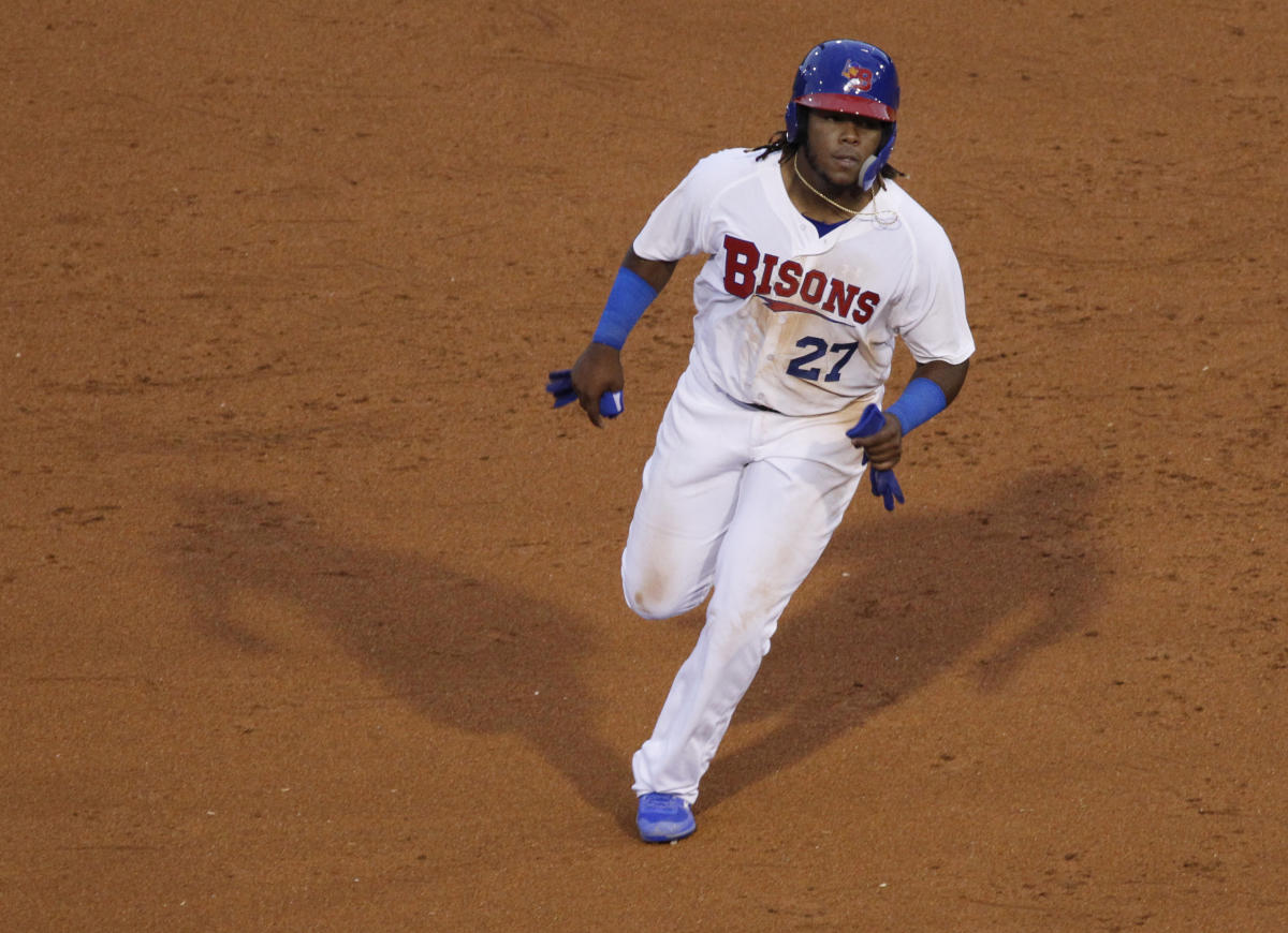 Vladimir Guerrero Jr. & Vladimir Guerrero Have Nearly Exact Same Swing &  Bat Flip! 