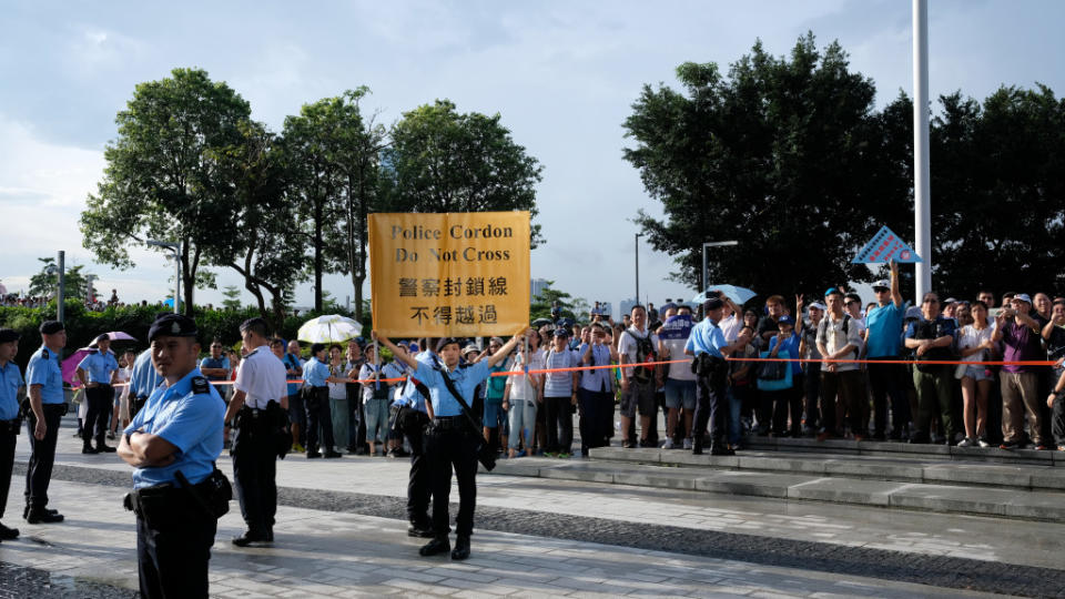 警察出示黃旗，要求在場人士，包括撐警及反送中人士克制。區倩怡攝