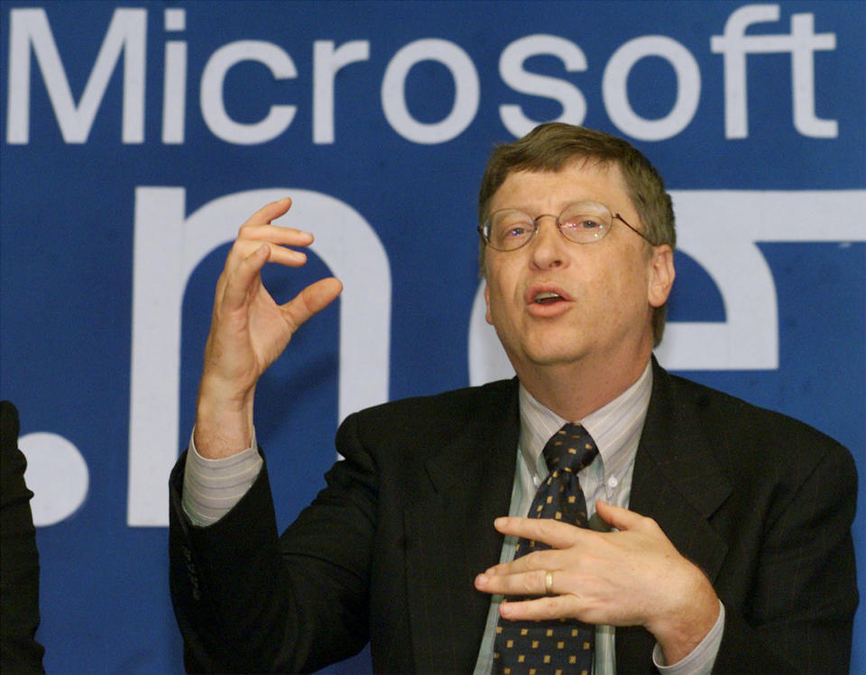 Chairman of Microsoft Corporation Bill Gates gestures during news conference in New Delhi September 14, 2000. Gates, on a day-long visit to boost his company's internet strategy, signed a global strategic deal with Indian software giant Infosys.    KK