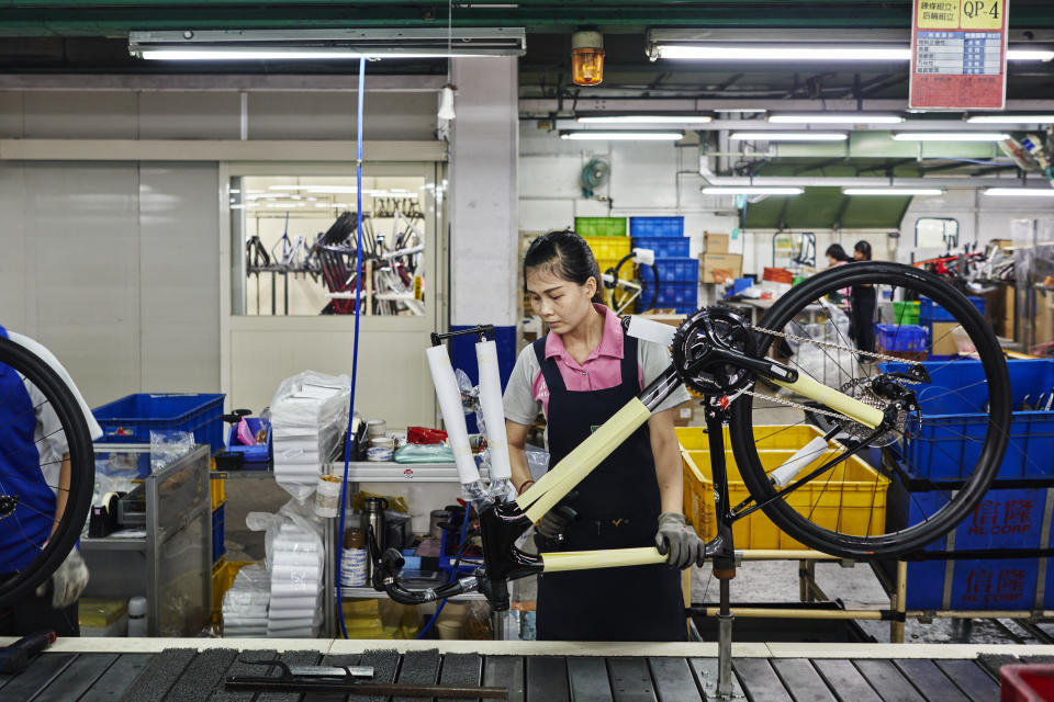 Trabajadores en la fábrica de bicicletas de Giant en Taichung, Taiwán, el 23 de julio de 2020. (An Rong Xu/The New York Times) 