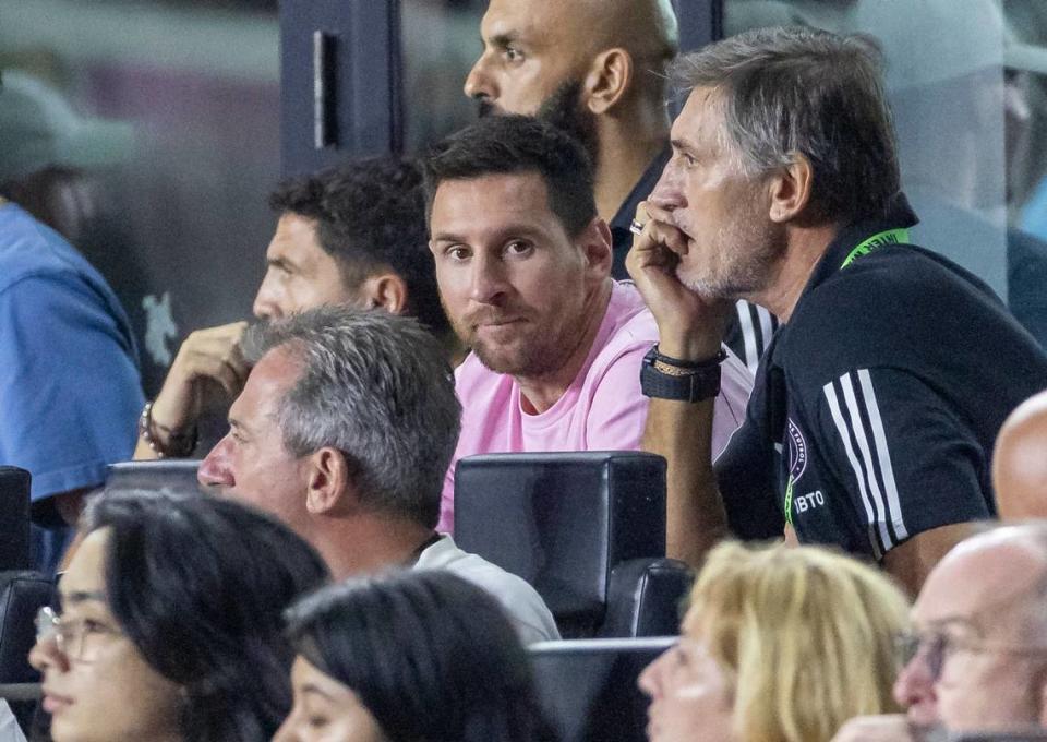 El delantero del Inter Miami Leo Messi mira el partido de la MLS ante el New York City, celebrado el 30 de septiembre de 2023 en el DRV PNK Stadium en Fort Lauderdale, Florida.