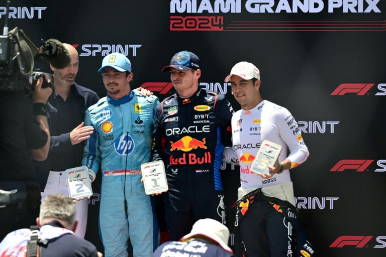 Le podium du sprint de Miami: au centre Max Verstappen, vainqueur, à gauche Charles Leclerc, deuxième, et à droite Sergio Perez, troisième, samedi 4 mai à Miami. (Jim WATSON)