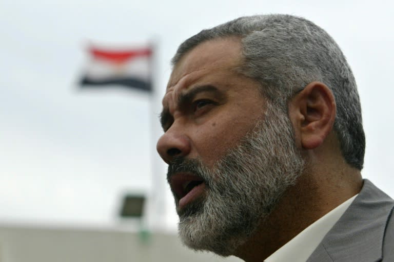Ismail Haniyeh, elegido líder de Hamás en 2017 y asesinado el miércoles en Irán, habla con la prensa después de un encuentro con autoridades egipcias en Ciudad de Gaza en 2006 (Mohammed ABED)