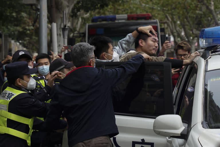 Un manifestante contra las políticas sanitarias del gobierno es arrestado en Shanghái el domingo 27 de noviembre