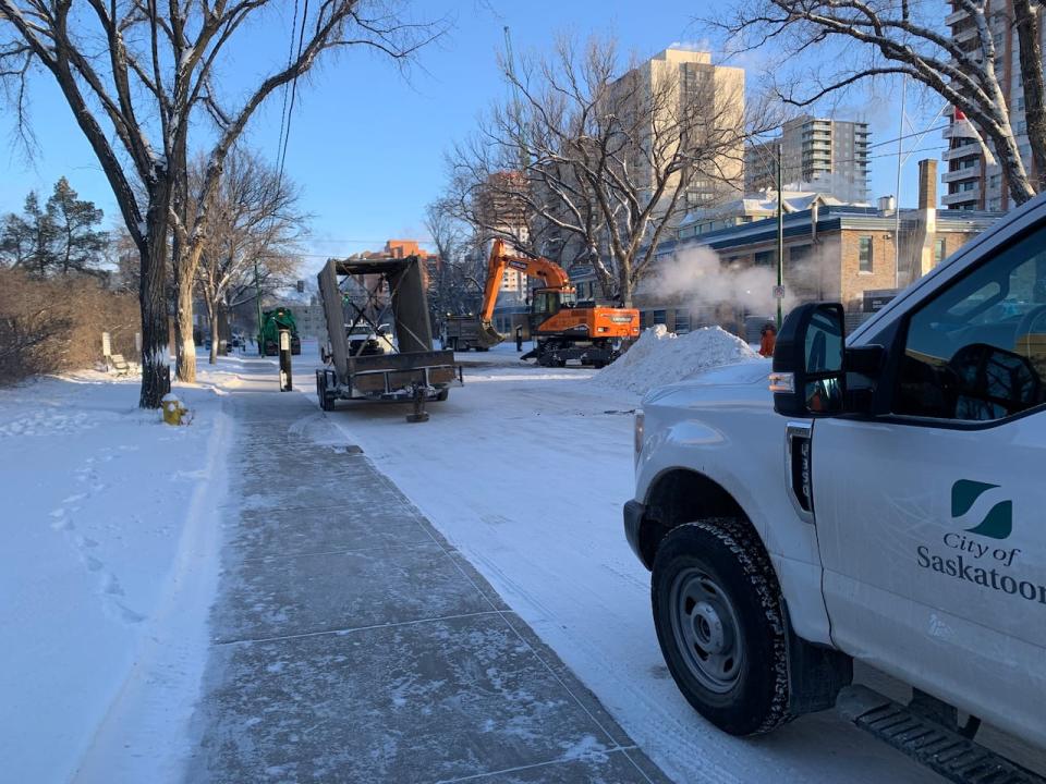 Saskatoon city crews were out in the extreme cold working along Fourth Avenue North beside City Hall on Sunday morning. (Scott Larson/CBC - image credit)