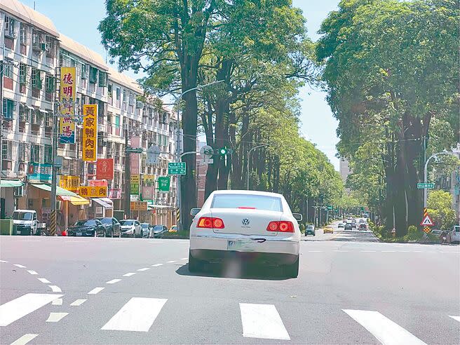 高雄市楠梓區外環西路與德民路口因為「綠燈早開」的方式，導致一些汽車時常停在路中央，進退不得。（林瑞益攝）