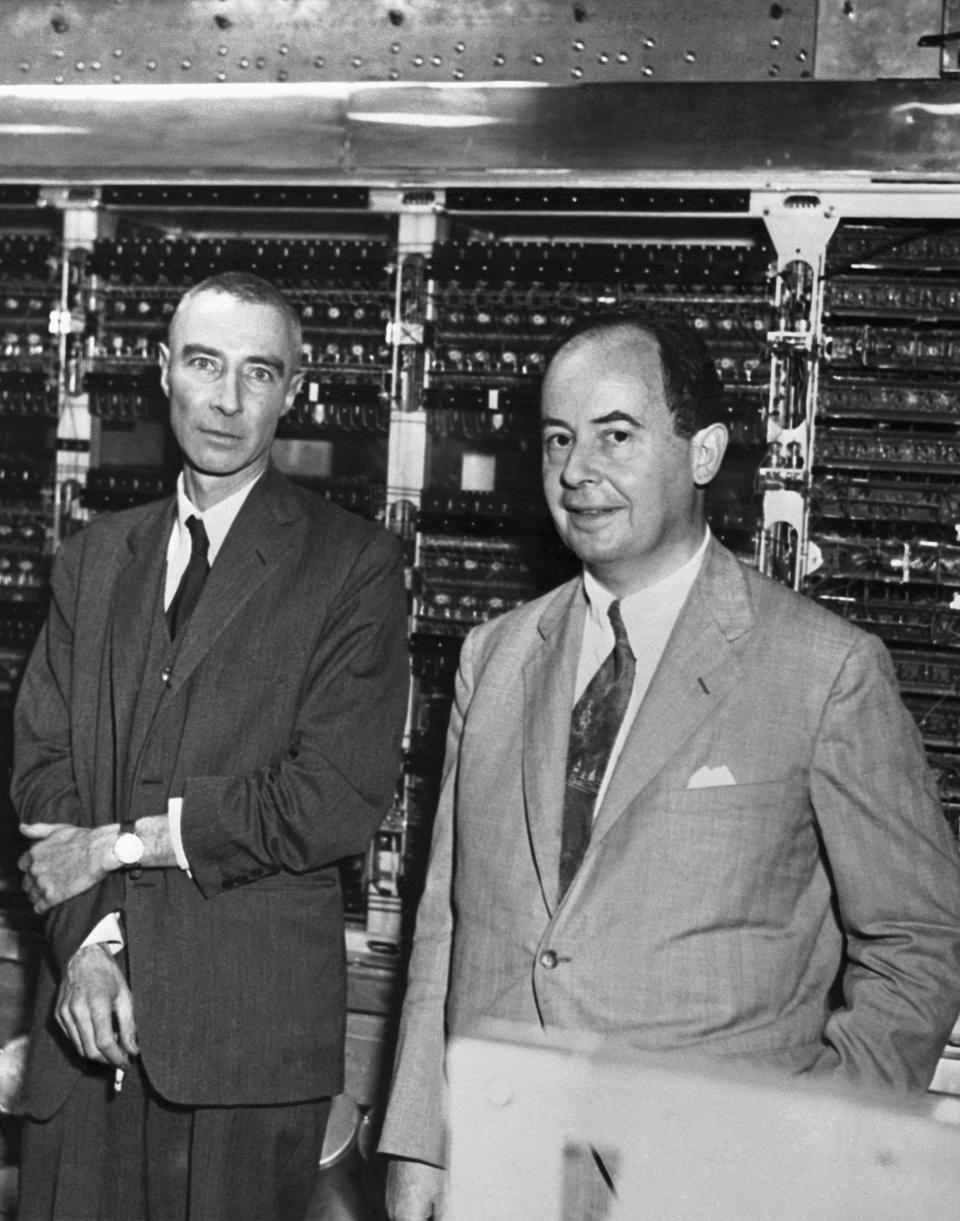 10/06/1952: Dr. J. Robert Oppenheimer (izq.) y Dr. John Von Neumann parados frente a un nuevo 
