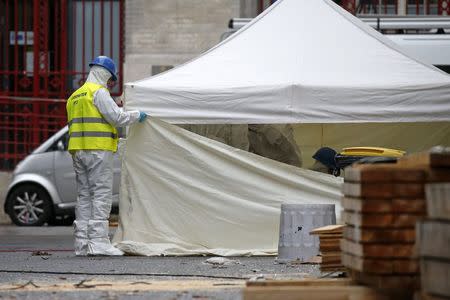 Forensics of the French police are at work outside a building in Saint-Denis, near Paris, France, November 19, 2015 the day after a police raid to catch fugitives from Friday night's deadly attacks in the French capital. REUTERS/Benoit Tessier