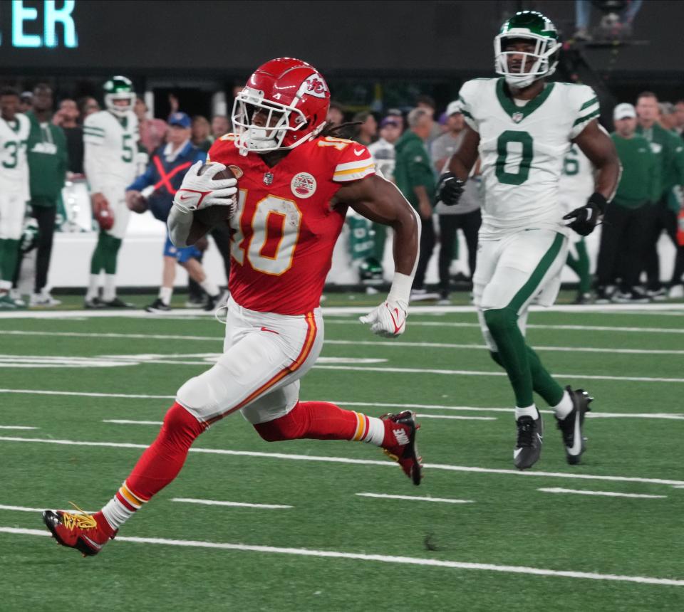 East Rutherford, NJ Ñ October 1, 2023 Ñ Isiah Pacheco of the Chiefs runs the ball for a TD in the first half. The New York Jets host the Kansas City Chiefs at MetLife Stadium in East Rutherford, NJ on October 1, 2023.