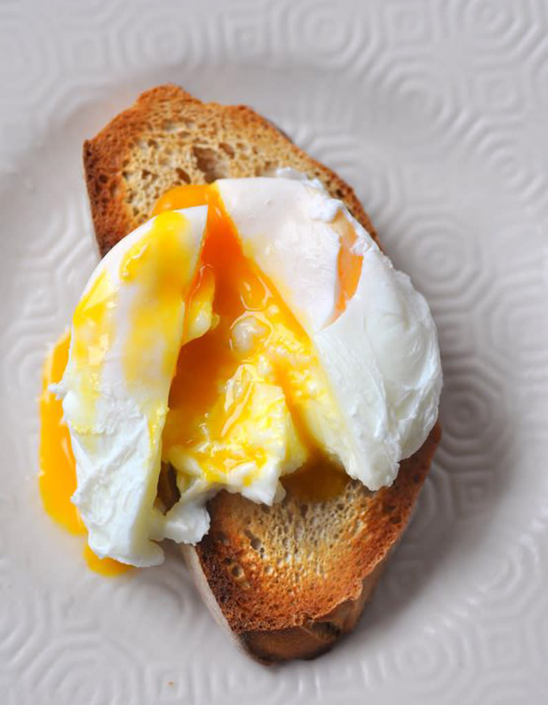 <p>Pour un œuf de poule moyen, il faut compter environ 87 calories mais le nombre varie selon son calibre et la façon dont il est cuisiné. Ainsi, un œuf à la coque apporte 146 calories contrairement à un œuf au plat qui en en compte 91 et l’œuf brouillé 166.</p><br>