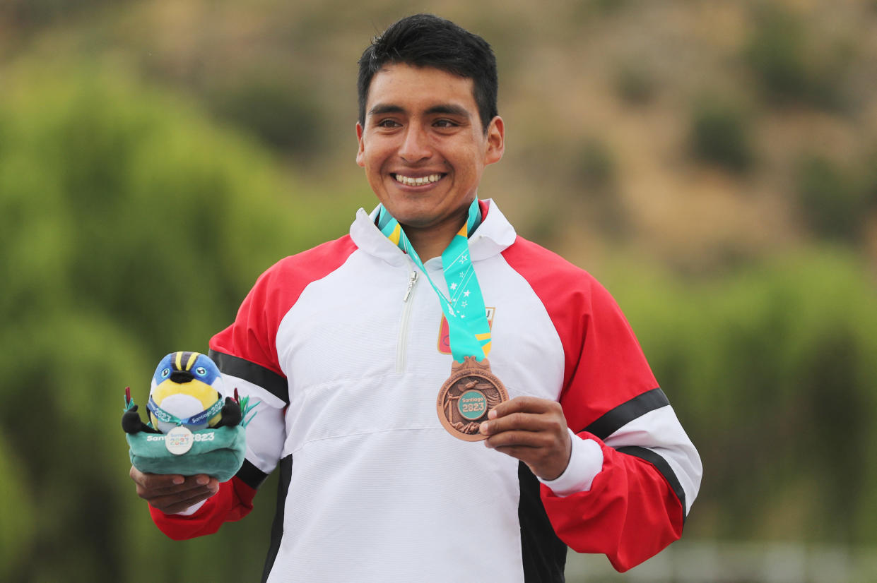 El atleta peruano Eriberto Gutiérrez ganó la medalla de bronce en kayak cross k1 en los XIX Juegos Panamericanos Santiago 2022. Foto: Reuters