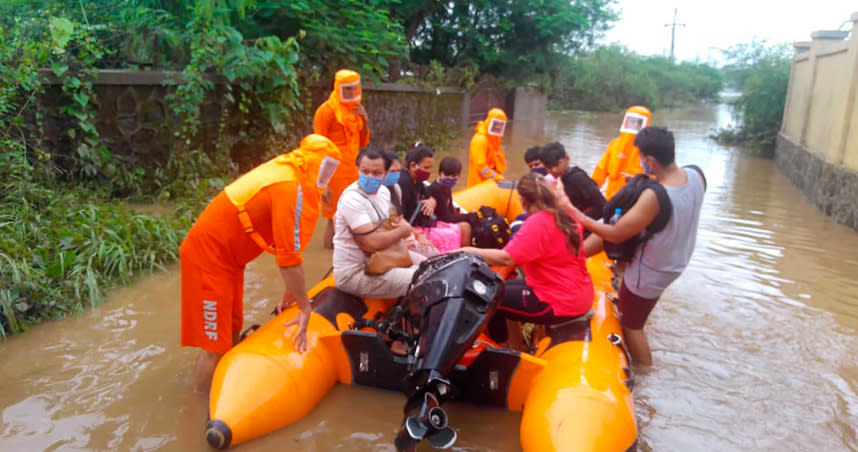 印度西部的馬哈拉施特拉邦因連日的豪雨造成當地發生淹水與土石流。（圖／達志／路透社）