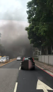 亞東捷運站冒出大量濃煙。（圖／網友授權提供）