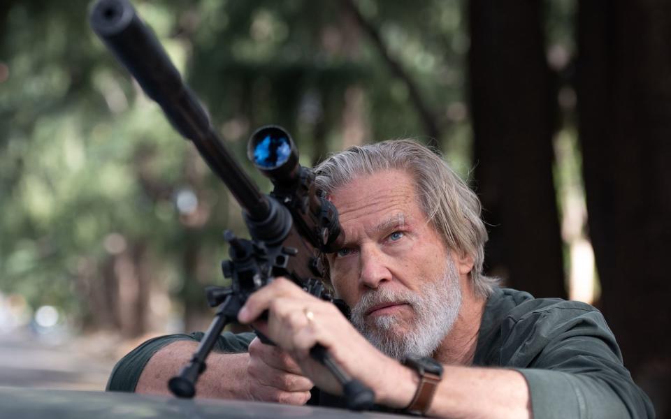 Dieser "Rentner" ist nicht ohne: Jeff Bridges als titelgebender "The Old Man" in einer grandiosen Thriller-Serie auf Disney+. (Bild: Prashant Gupta/FX)