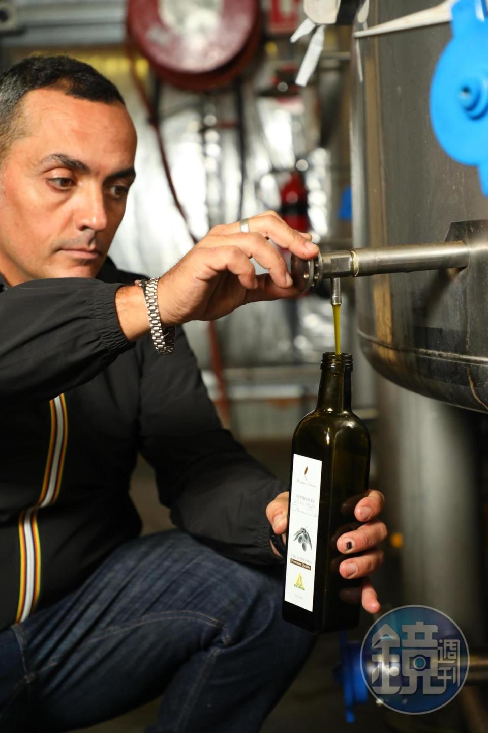 橄欖油在過濾後儲存在鋼槽中，根據訂單裝瓶所需要的量。