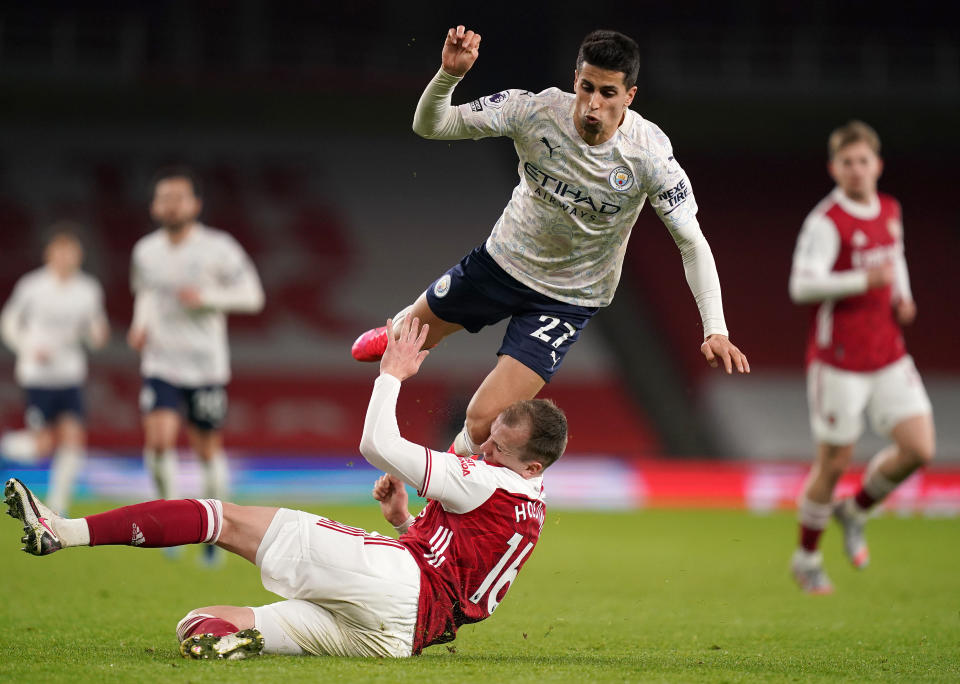 Arsenals Rob Holding kollidiert mit Manchester Citys Joao Cancelo - dadurch erleidet er eine Gehirnerschütterung