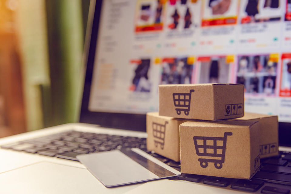 El dropshipping es un modelo de negocio que consiste en crear tu propia tienda online sin encargarte del producto, el almacenamiento y el envío. Hay webs como <a href="https://www.prestashop.com/es" rel="nofollow noopener" target="_blank" data-ylk="slk:Prestashop;elm:context_link;itc:0;sec:content-canvas" class="link ">Prestashop</a> o <a href="https://woocommerce.com/" rel="nofollow noopener" target="_blank" data-ylk="slk:WooCommerce;elm:context_link;itc:0;sec:content-canvas" class="link ">WooCommerce</a> en las que puedes abrir tus comercios, pero te tendrás que encargar de la atención al cliente, la facturación o la creación de bases de datos, entre otras tareas. (Foto: Getty Images).