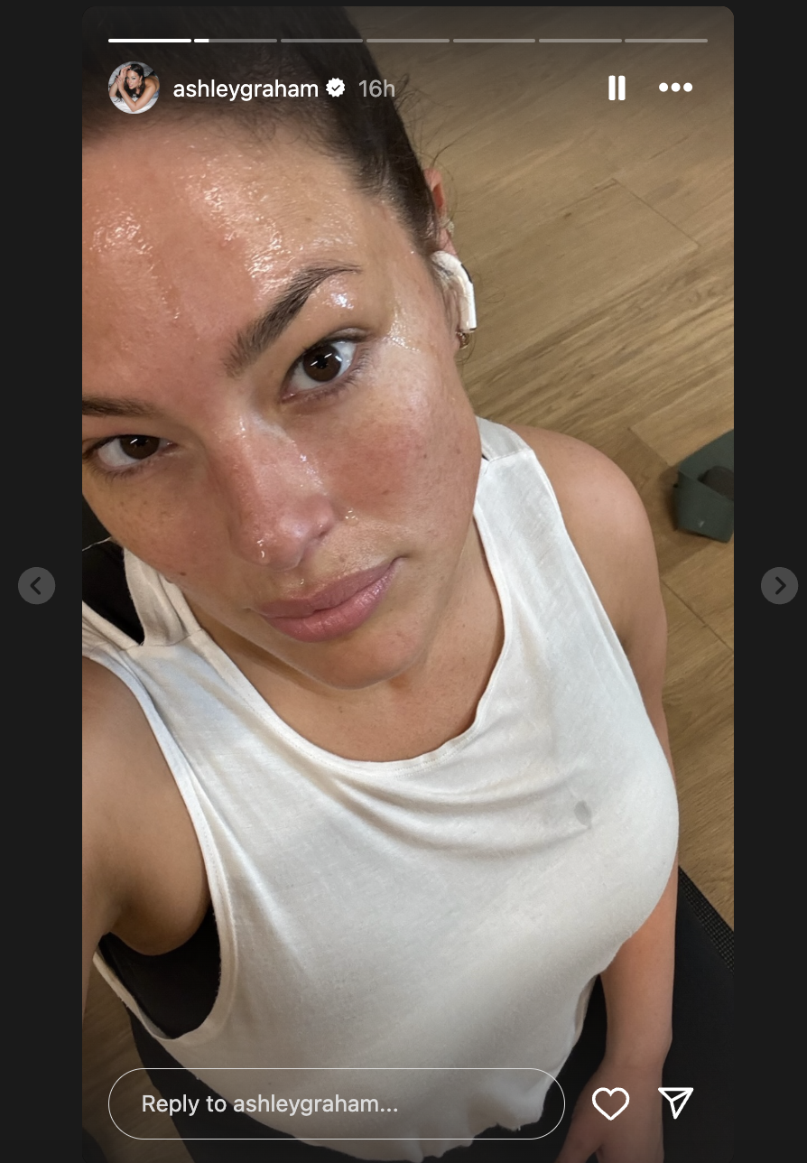 ashley graham taking a selfie with no makeup and sweat