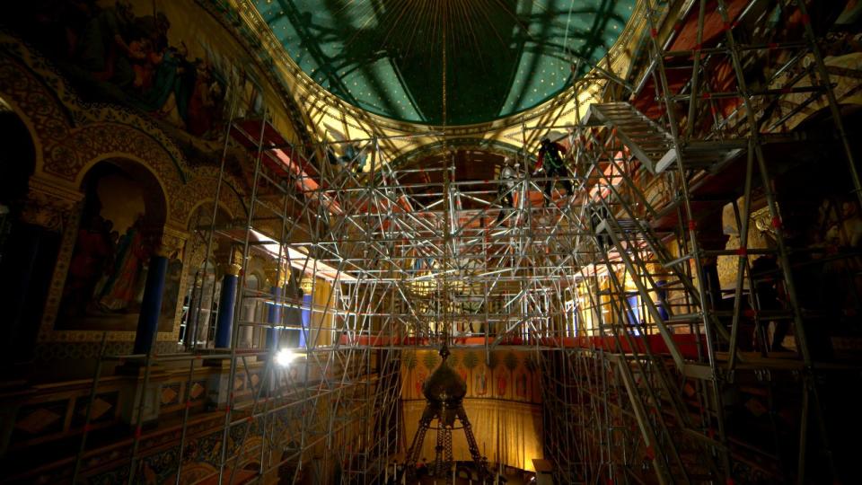 Acht Monate vor der Thronsaaleröffnung können die Handwerker die Arbeiten an der Kuppel abschließen. Der Gerüstabbau stellt einen Meilenstein dar. Es ist jedoch besondere Vorsicht geboten, um keine weiteren Schäden mit den schweren Metallstangen zu verursachen. (Bild:  National Geographic)