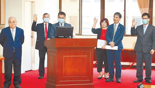 520內閣將有小幅人事異動，國民黨立委曾銘宗13日在立法院經濟委員會邀請交通部長林佳龍（右起）、科技部長陳良基、國發會主委陳美伶、內政部長徐國勇、經濟部長沈榮津與主計長朱澤民上台，並追問「在內閣改組後，目前還不確定自己能不能留任的，請舉手」，結果除了主計長朱澤民之外，其餘紛紛舉手。（張鎧乙攝）