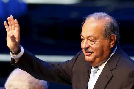 Mexican tycoon Carlos Slim gestures during a conference at the Seminar "Mexico Siglo XXI" (Mexico XXI Century) organized by Telmex foundation, in Mexico City September 4, 2015. REUTERS/Edgard Garrido