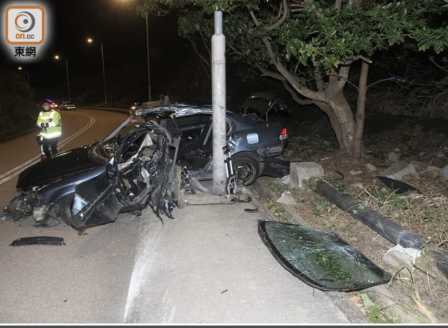 汽車零件、擋風玻璃及車內雜物散布一地。(楊日權攝)


