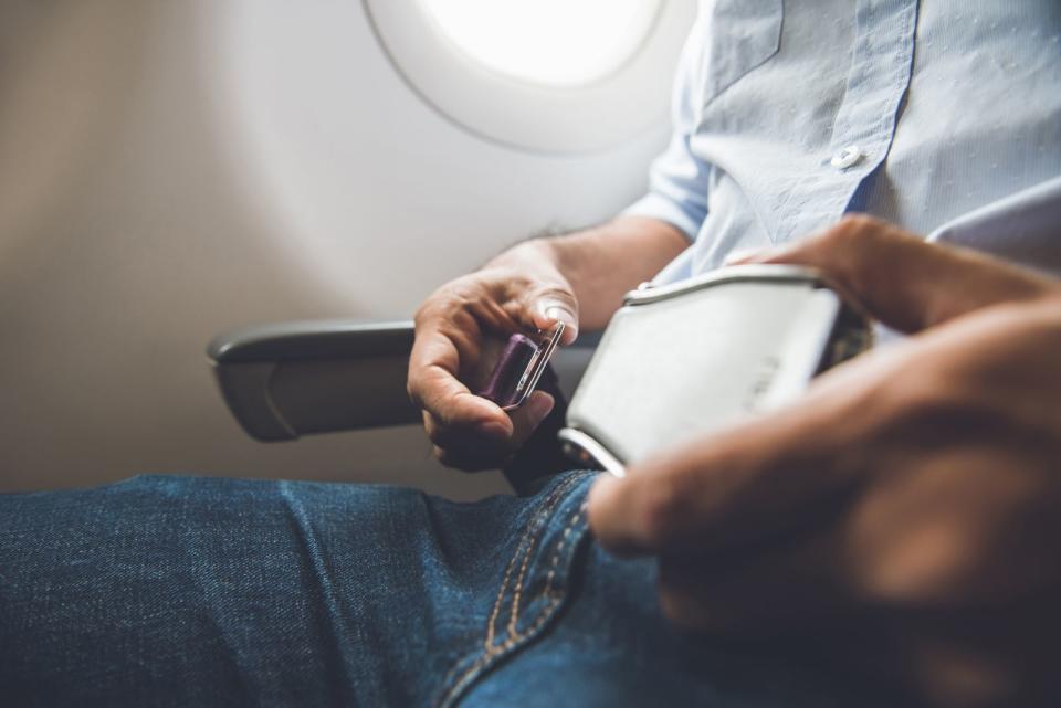 Jeder kennt ihn: Den prüfenden Blick der Flugzeug-Crew, die durch die Gänge geht und checkt, ob alle Passagierinnen und Passagiere bei Start und Landung auf ihren Sitzen platziert und richtig angeschnallt sind. Dieser prüfende Blick wird unter den Mitgliedern auch als sogenannter "Crotch watch" bezeichnet. (Bild: iStock/Atstock Productions)