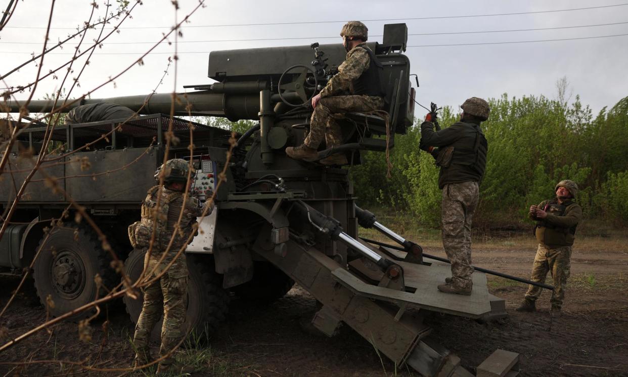 <span>Gunners from 43rd Separate Mechanized Brigade of the Armed Forces of Ukraine </span><span>Photograph: Anatolii Stepanov/AFP/Getty Images</span>