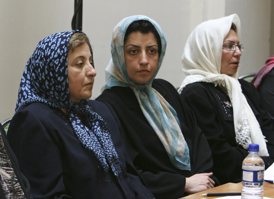 Narges Mohammadi (M), Menschenrechtsaktivistin aus dem Iran, sitzt neben der iranischen Friedensnobelpreisträgerin Shirin Ebadi (l) während sie an einem Treffen über Frauenrechte teilnimmt. (Bild: Vahid Salemi/AP/dpa)