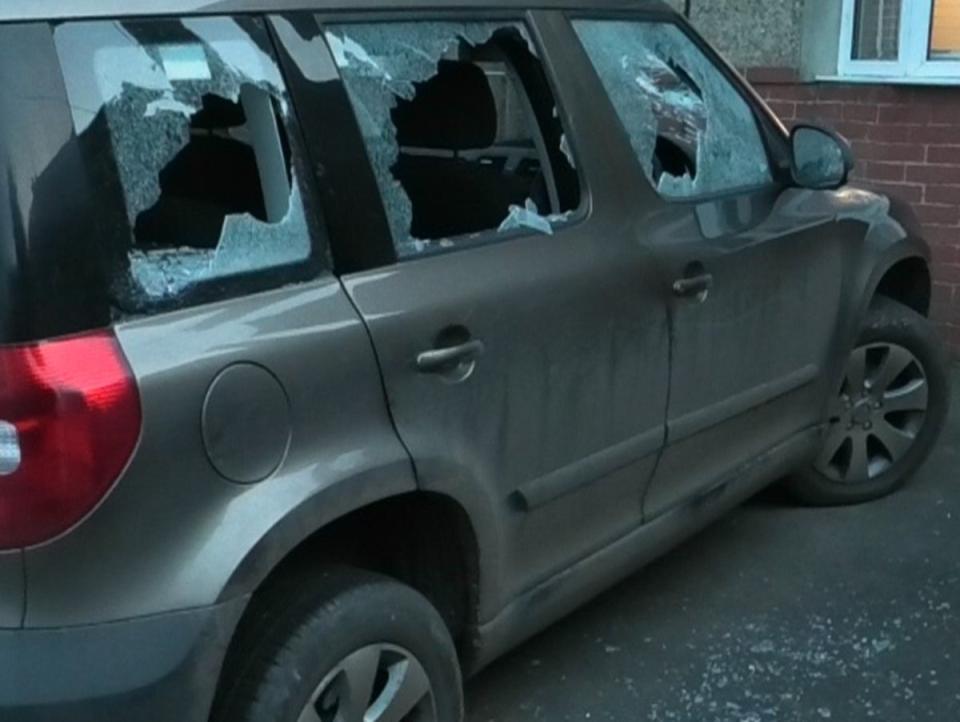 Auto mit eingeschlagenen Scheiben (North Dorset Saboteurs)