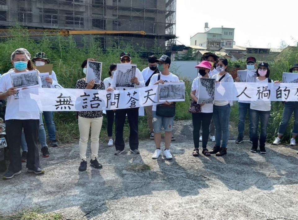 太平新坪生活公園社區大樓九二一受災戶，希望相關單位協助重建家園。（記者黃俊昇攝）