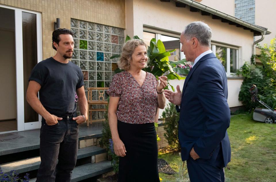 Die Zukunft leuchtet golden? Charlotte (Michaela May) bekommt von ihrem Anwalt (Rainer Laupichler, rechts) den Schlüssel zur ererbten Villa. Auch Hannes (Klaus Steinbacher) freut sich. (Bild: SWR / Peter Porst)